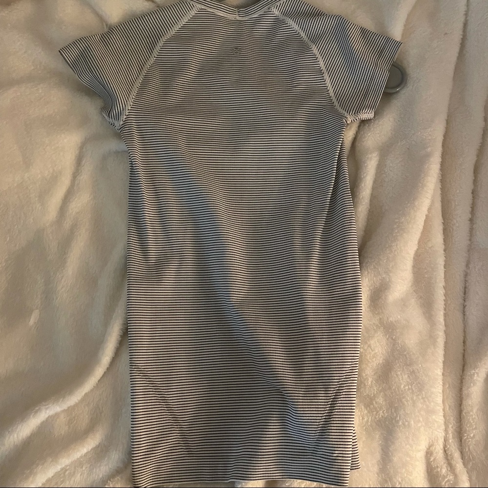 black/white lululemon top